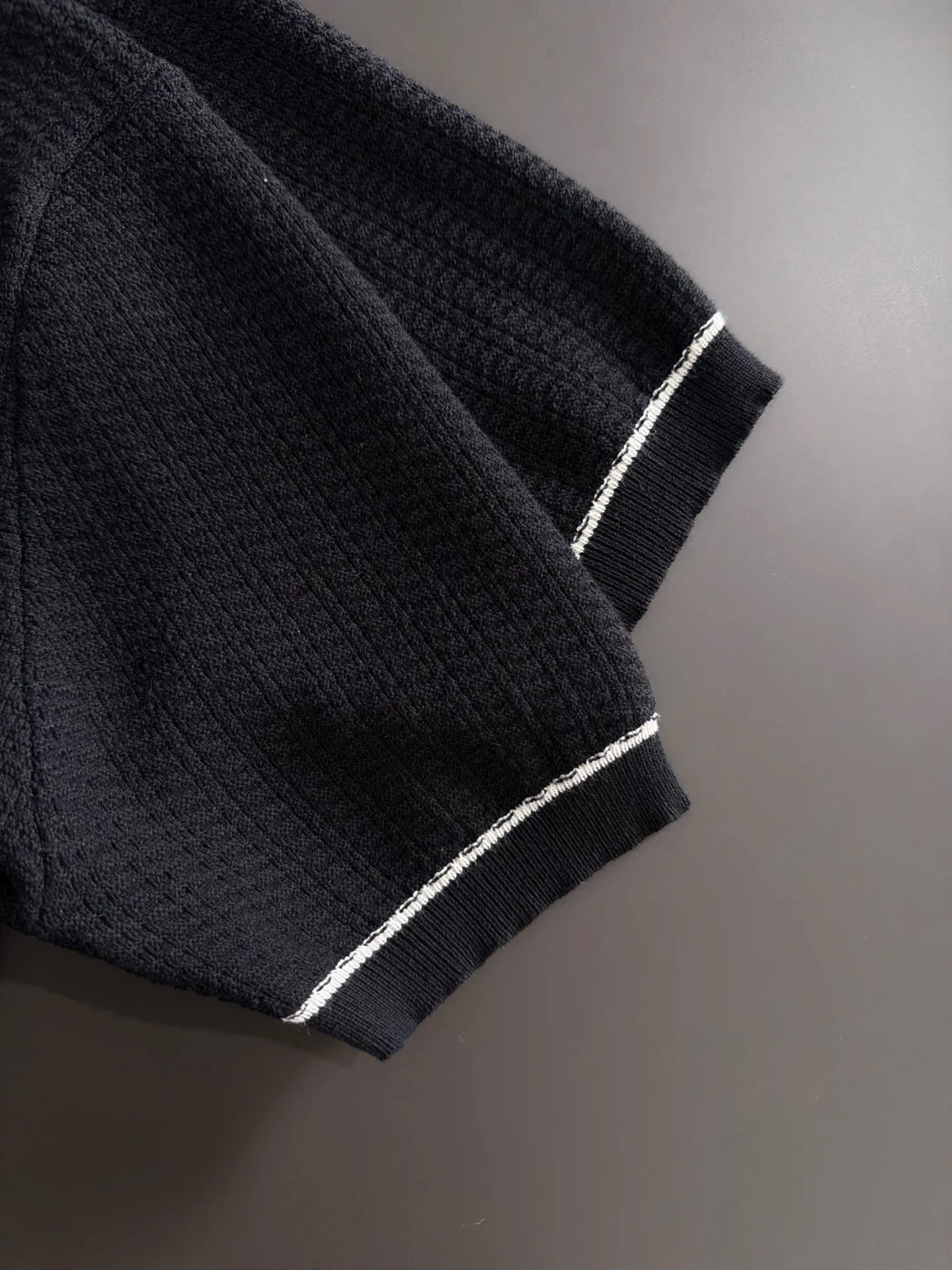 Next day shipment BC high quality-Brunello Cucineli 26ss New Arrival men's short-sleeved T-shirt. Like LP, it belongs to the same old-money style top brand. New Arrival is a top-notch brand. New Arrival Original men's casual short-sleeved. Made of combed cotton yarn knitted cotton-like fabric. Exclusive Premium custom-controlled raw materials. It feels substantial when weighed. The upper body is also more textured than ordinary T-shirts. Fashionable Versatile Hot Sale, skin-friendly and comfortable to wear, premium boutique, exquisite workmanship from Factory, great upper body, essential item for men, complete with three standards Sizes M-3XL